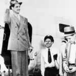 Howard Hughes embarque pour la Californie a bord d'un avion