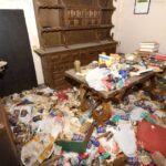 pièce d'une maison où les déchets et les objets s'entassent