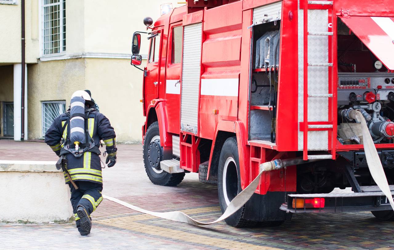 pompier en intervention lors d'un incendie