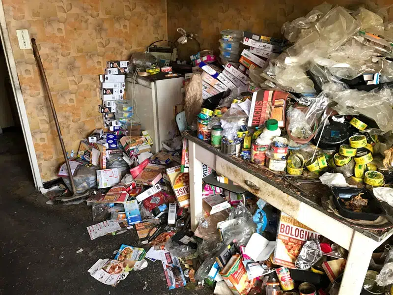 incurie dans une cuisine pleine d'objets usagés et sales